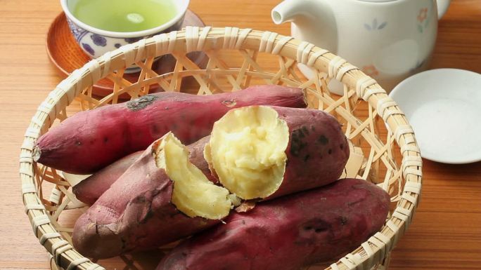 烤地瓜番薯冒烟食物特写
