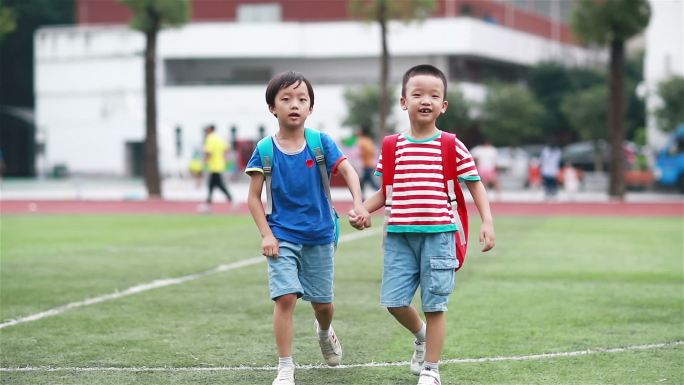 孩子们走在学校里，回到学校