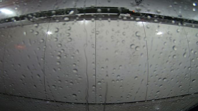汽车挡风玻璃上的水滴