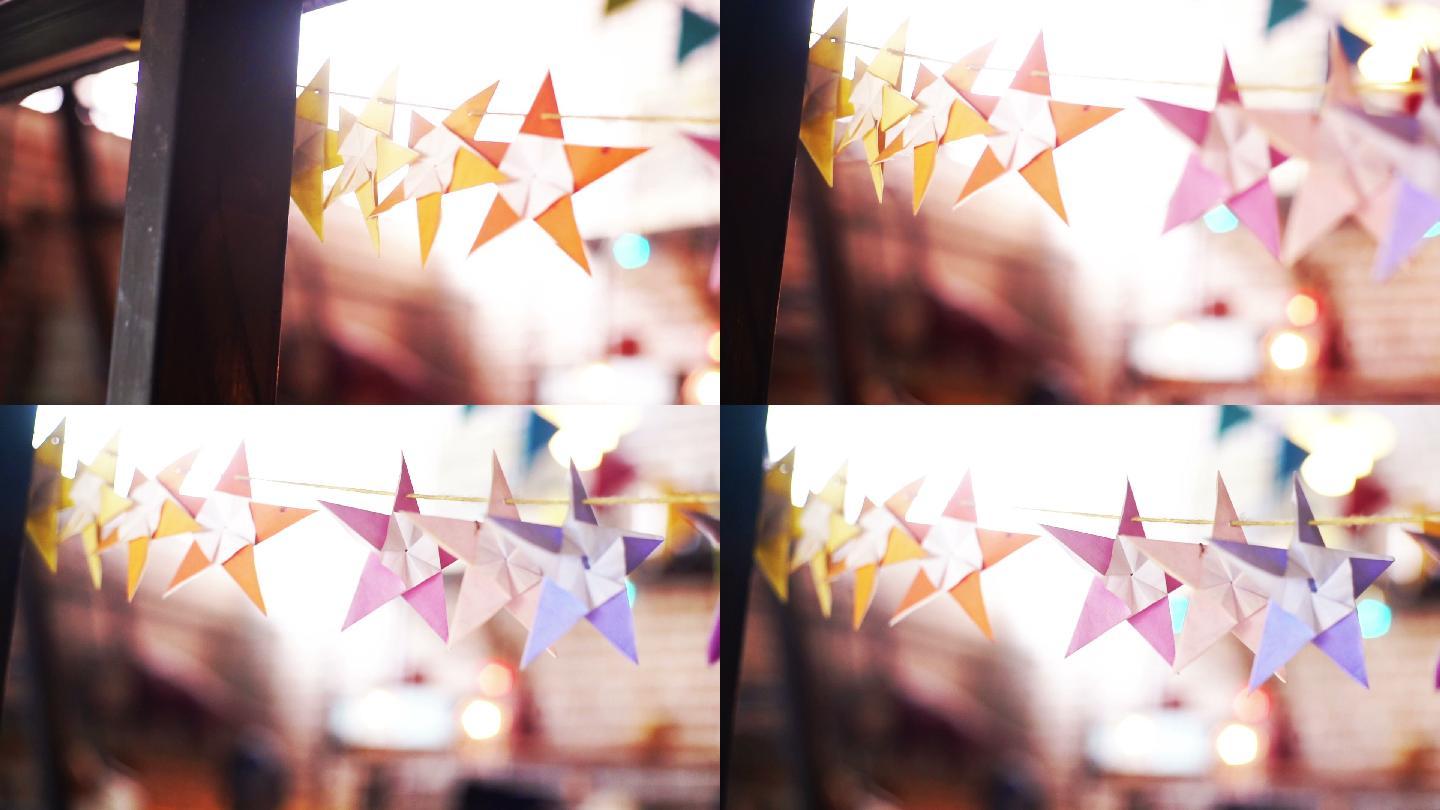 咖啡馆装饰用各种颜色的纸星星串