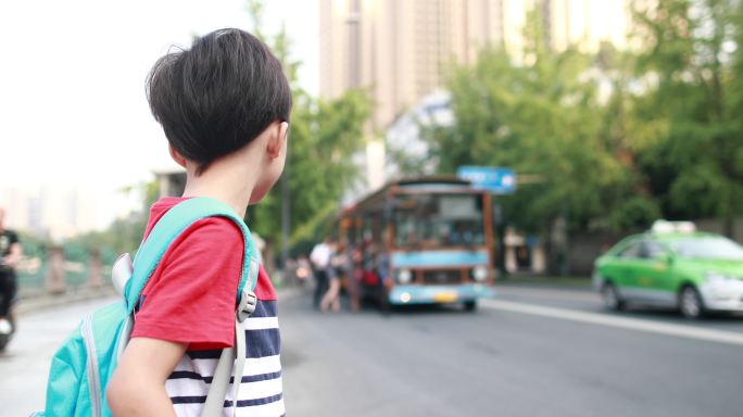 男孩回到学校录像机男性男生