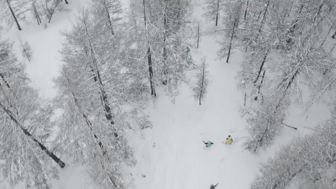 冬日航拍高山雪山滑雪板下山户外运动极限拍