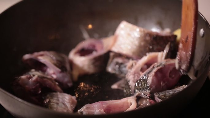 厨师煎鱼防粘锅炖鲫鱼汤 (6)