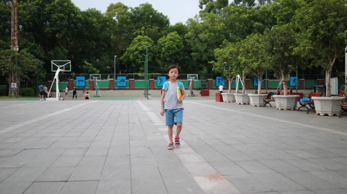 小男孩步行去学校中国小孩小孩子走路上学
