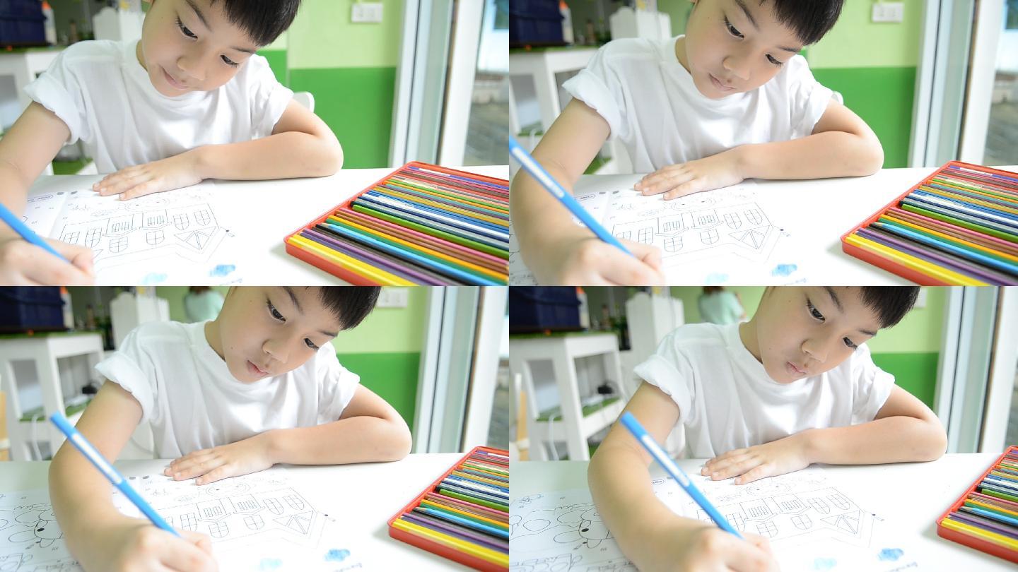 小孩用彩笔画画
