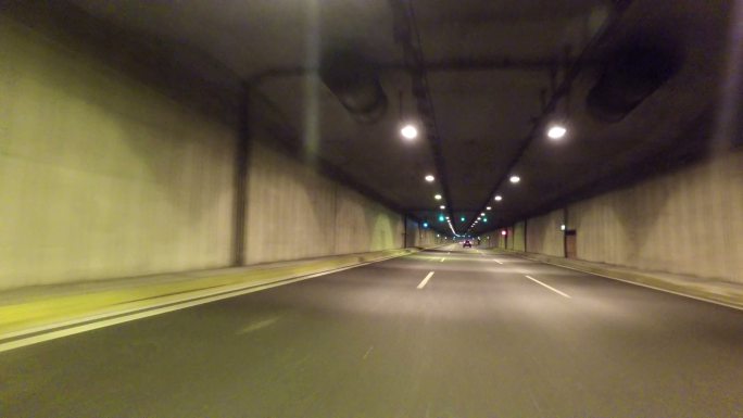 汽车穿过一条隧道，然后离开