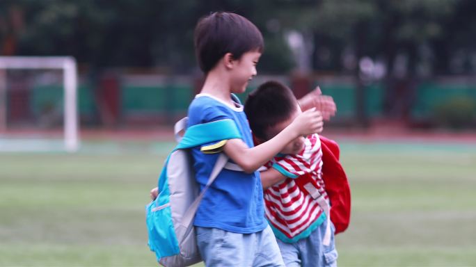 孩子们走在学校里学习书男性