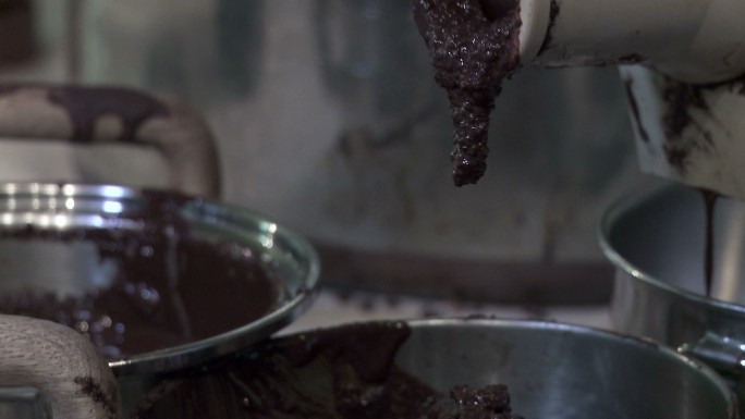 巧克力屑通过榨汁机被制成巧克力酒。