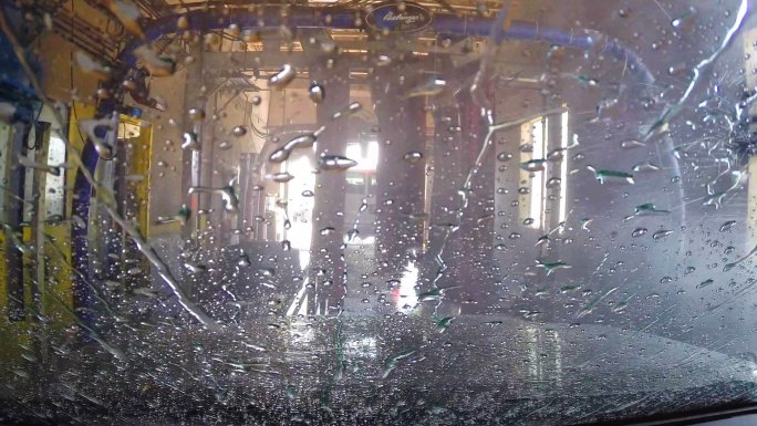 一辆车经过洗车时安装在后视镜上的摄像机。