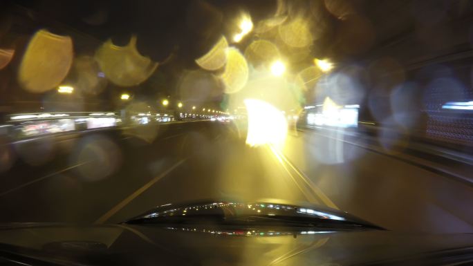 快速城市行驶夜间道路