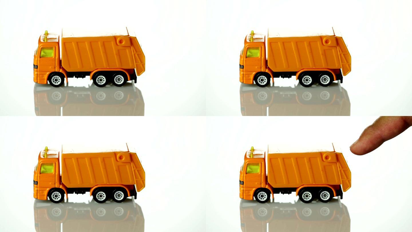 玩橙色的玩具垃圾车