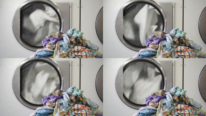 洗衣机在洗衣房旋转滚筒