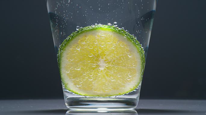 一片绿柠檬的气泡水
