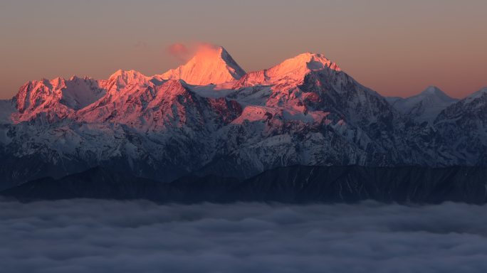 四川贡嘎雪山日照金山云海延时