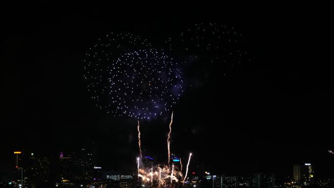 夜晚，烟花在城市上空飞舞