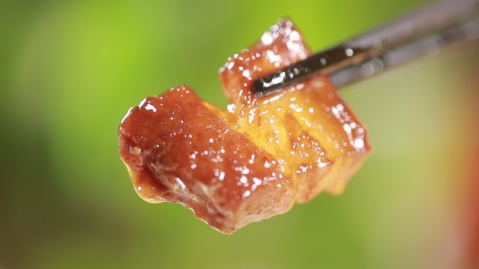 筷子夹起鱿鱼鱿鱼须炖肉 (7)