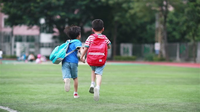 孩子们走在学校里录像步行黑发