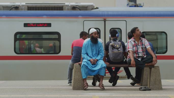 马来西亚,吉隆坡,在火车站候车的乘客