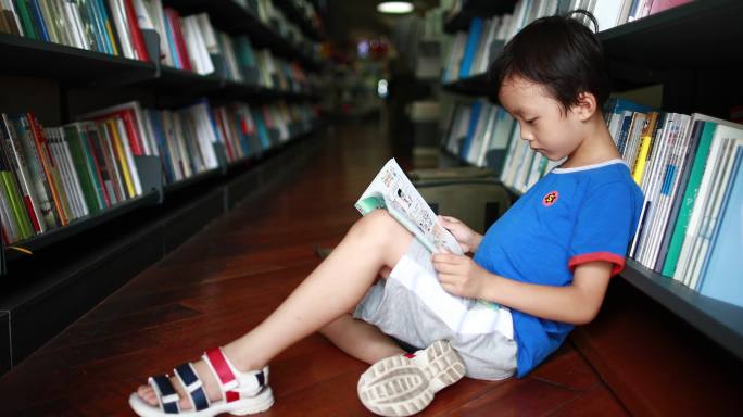 孩子在图书馆看书阅读翻书安静学习晚自习