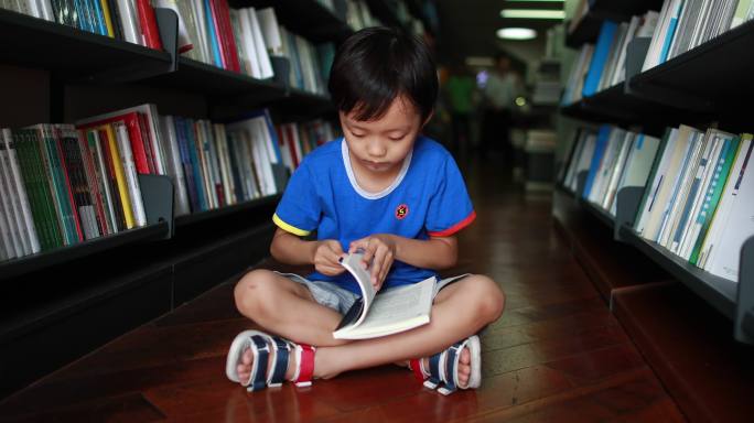 孩子在图书馆看书小朋友学习看书