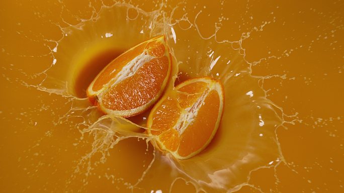 水果落入橙汁慢镜头