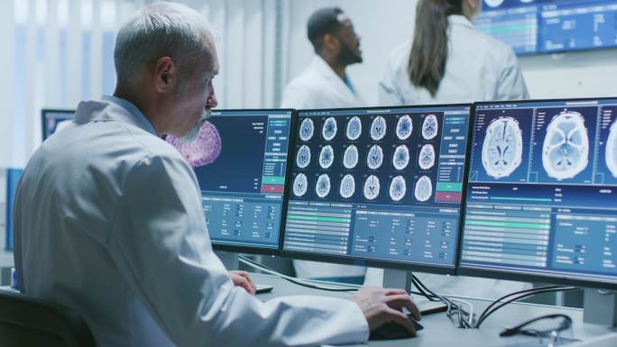 高级医学研究科学家在电脑上进行脑部扫描