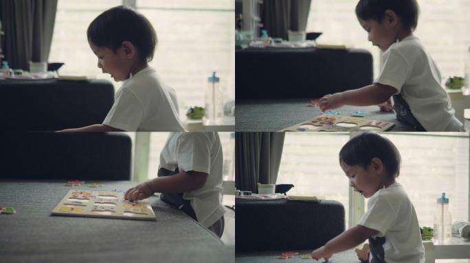 可爱的小男孩在客厅玩游戏