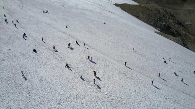 西藏廓琼岗日冰川雪山坡道上的游客空镜头