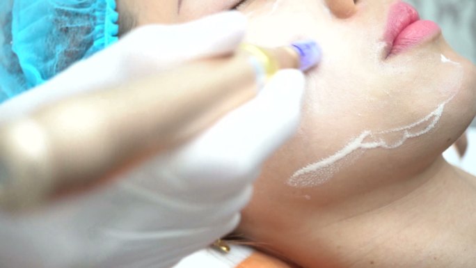 女人在美容诊所做脸清洁