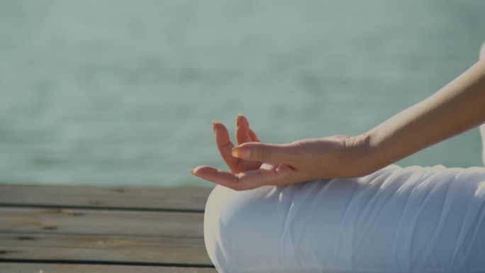 在湖畔栈桥练习瑜伽的女人
