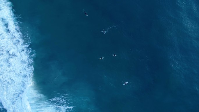 太平洋上的冲浪板鸟瞰航拍大浪海边海洋海水