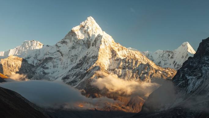 尼泊尔雪山延时喜马拉雅山山间云雾高山高峰