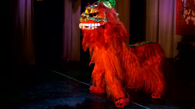 红狮舞在中国新年的节日