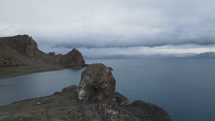 西藏景区清澈湖水清净湖面波光航拍高清