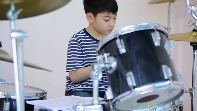 儿童鼓手练习表演小朋友爱好打鼓
