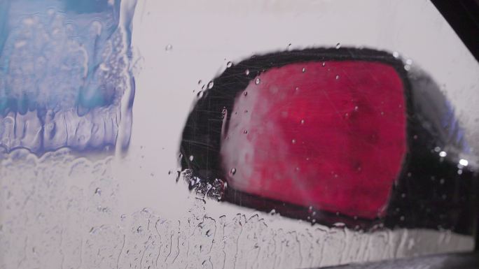 红色的大刷子和车上的水