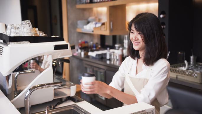 女咖啡师为顾客提供咖啡