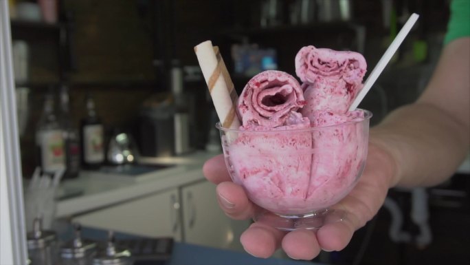 街头小贩提供美味的樱桃味油炸冰淇淋