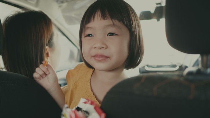 汽车上的女婴正在吃零食