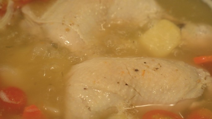 煮鸡汤特写镜头鸡汤制作