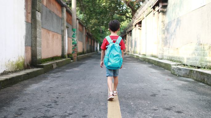 男孩回到学校的路上