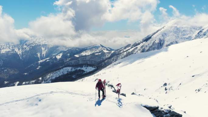 站在山顶上的滑雪者