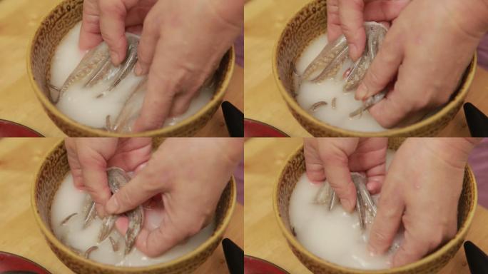 厨师清洗乌鱼切鱿鱼须 (3)