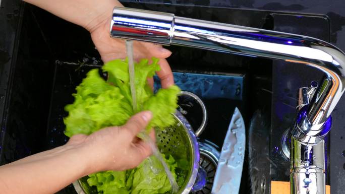 用自来水清洗蔬菜洗菜洗槽做饭