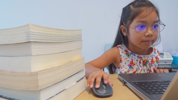 小女孩玩笔记本电脑的视频