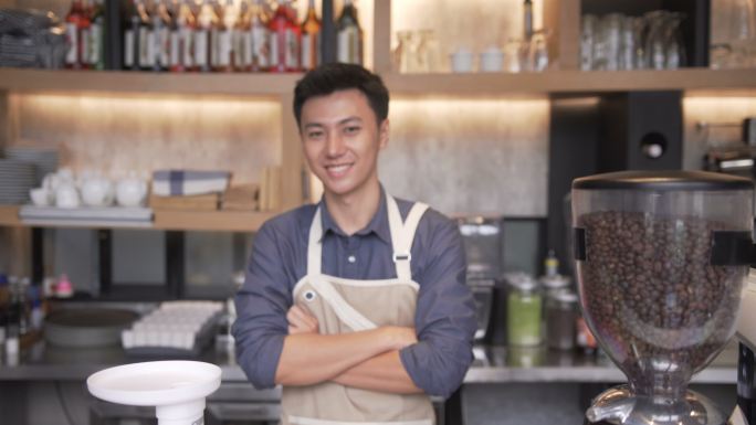 年轻的亚洲咖啡师青年创业小老板