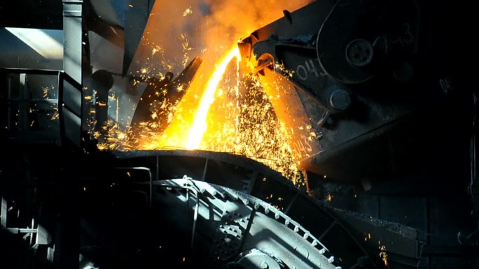 在钢铁厂从钢包中倒入模具的熔融金属
