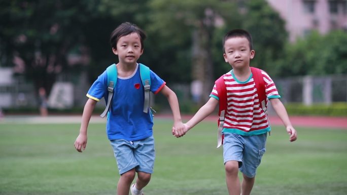 孩子们走在学校里，回到学校