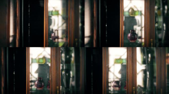 木制橱柜与古董玻璃花瓶