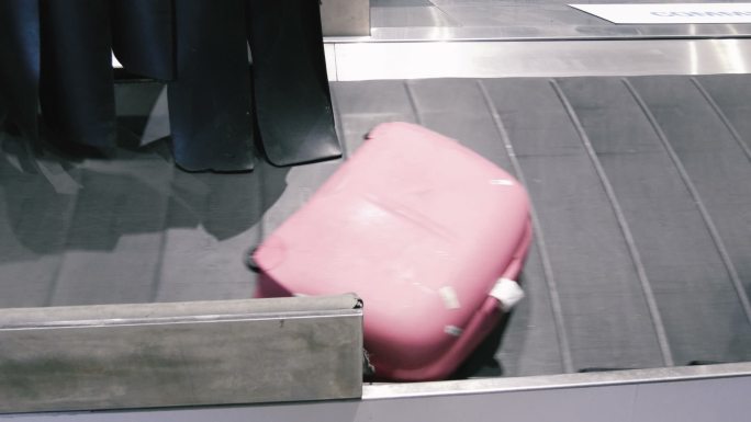在机场取行李胶带上的行李